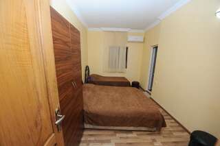 Отель Hotel Dadiani Батуми Трехместный номер с ванной комнатой-3