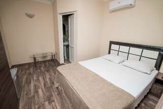 Отель Hotel Dadiani Батуми Бюджетный двухместный номер с 1 кроватью-1