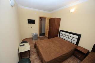 Отель Hotel Dadiani Батуми Трехместный номер с ванной комнатой-1