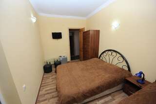 Отель Hotel Dadiani Батуми Трехместный номер с ванной комнатой-2